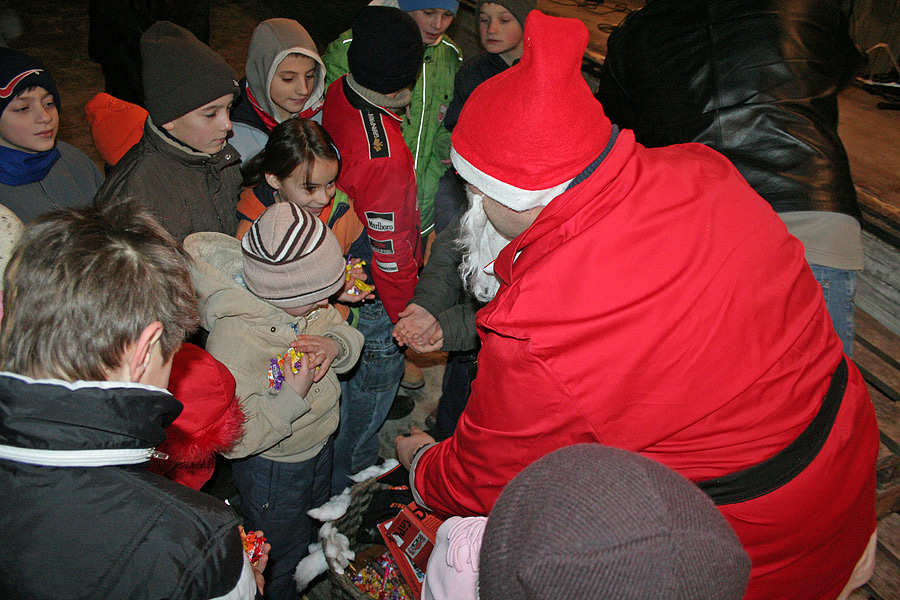 Djed Mraz dijeli poklone djeci
