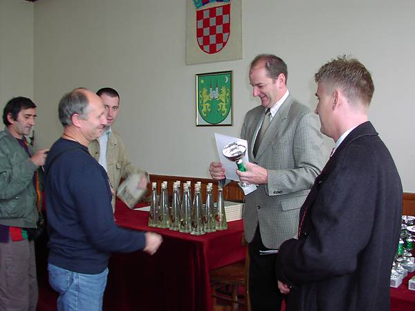 S podjele pehara i diploma sudionicima radioamaterskog UKV natjecanja "Pregrada 2004."