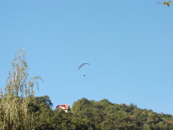 Paraglideri nad Kunagorom