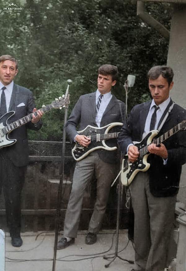 Vis "Dioleni" na �o�tari�evoj Plavoj terasi. S desne strane  Pepek Korunda, brat Jo�a u sredini  i pok. Mirko D�on Hajsek. Bubnjar Valek Martinec nekako je ispao uz kadra.