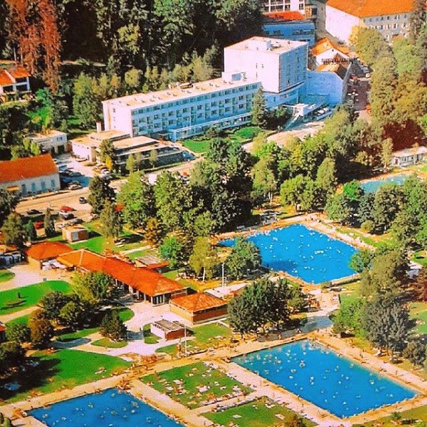 Ova slika topličkih bazena iz sedamdesetih je zgodna, ali ni izbliza ne ilustrira gužvu opisanu u priči. Vjerojatno je fotkano radnim danom ili u predsezoni. :) Ova slika topličkih bazena iz sedamdesetih je zgodna, ali ni izbliza ne ilustrira gužvu opisanu u priči. Vjerojatno je fotkano radnim danom ili u predsezoni. :)